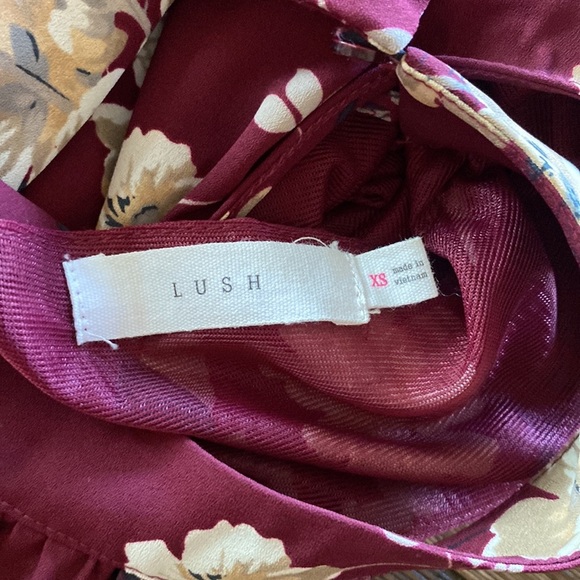 Lush XS burgundy open shoulders and button at the nape is the neck - Picture 8 of 9